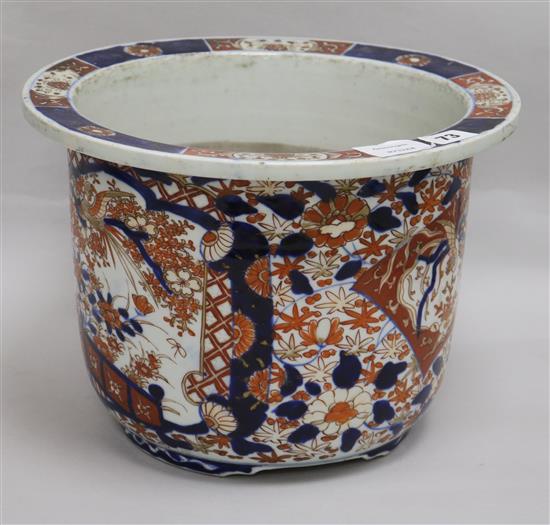 An Imari jardiniere diameter 32cm